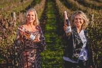 Regina Vanderlinde y Patrícia Possamai